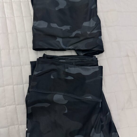 The NIKE One Women's Dri Fit Mid Rise Tight Camo Leggings  And  Bra - Picture 2 of 9